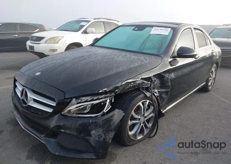 2016 Mercedes-Benz C 300 4Matic z USA, uszkodzony, nr VIN 55SWF4KB2GU133237